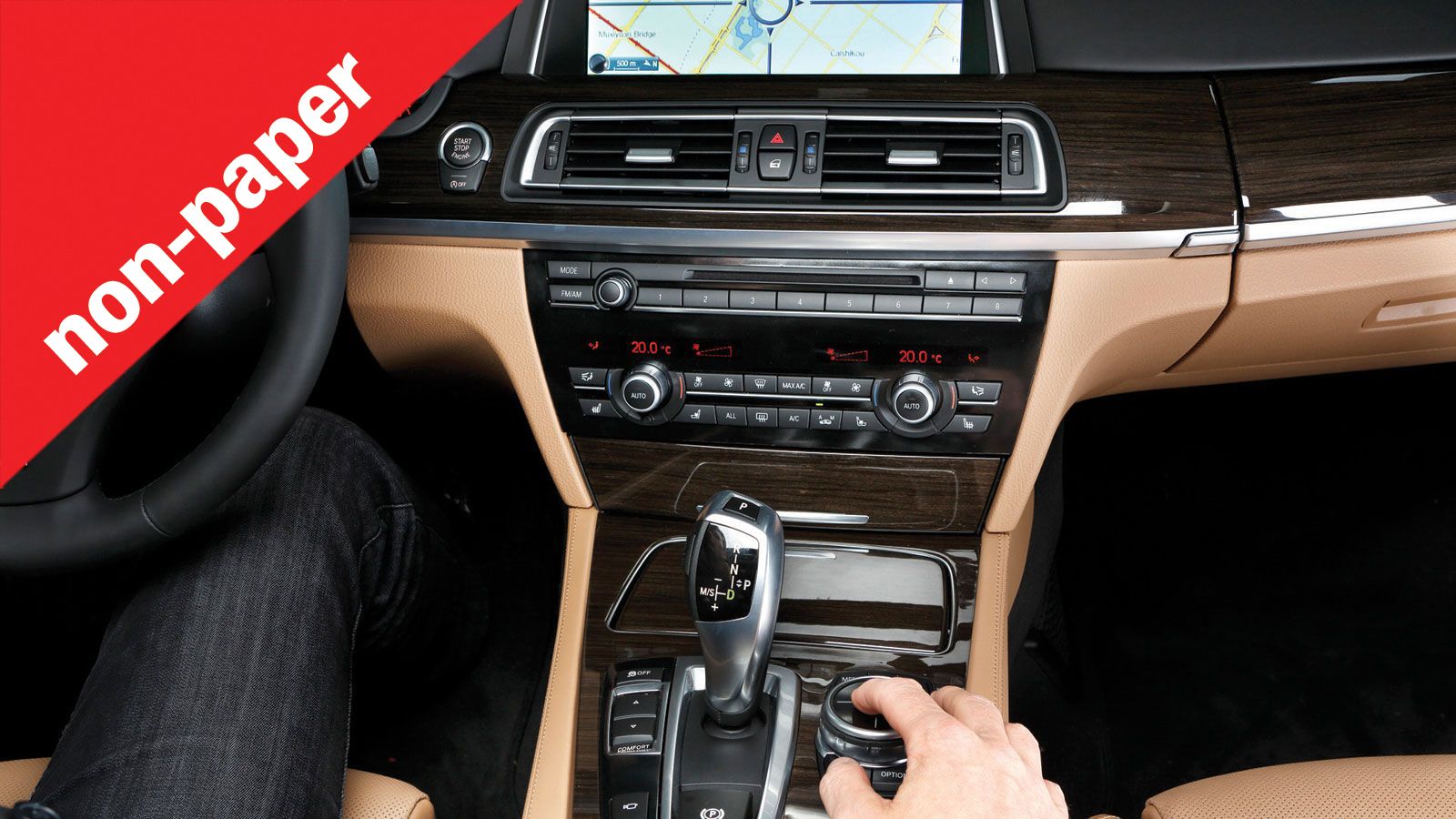 Η BMW με το iDrive έκανε την αρχή στα περίπλοκα συστήματα infotainment, η φιλοσοφία του οποίου συνοψίζεται σε έναν κεντρικό πιεζο-περιστροφικό διακόπτ